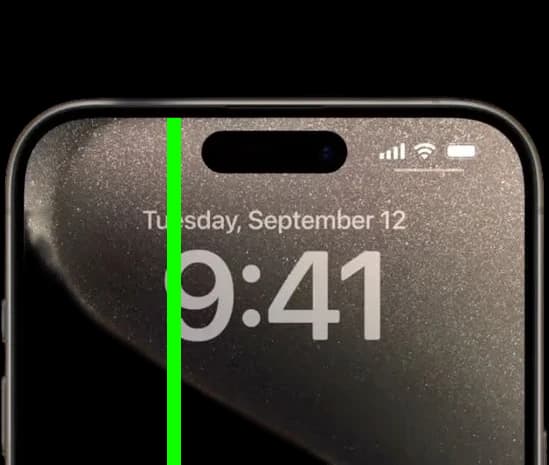 Haut d’un iPhone 15 sur l’écran verrouillé, traversé par une ligne verte verticale